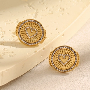 Boucles d'oreilles en acier plaqué or 18K avec disque cœur serti de zircons et gravures