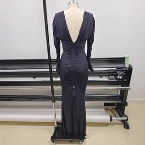Elegante abito da sera nero con scollo a V profondo, schiena scoperta, maniche lunghe e pieghe
