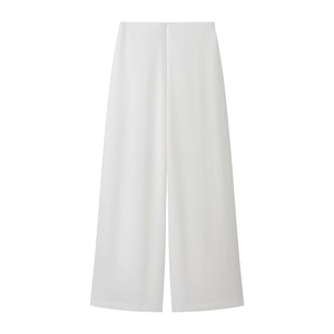 Detailansicht der weißen High-Waist-Hose mit weitem Bein, glattem Fall und minimalistischem Design