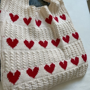 Bolso tote de punto con patrones de corazones rojos y textura trenzada en blanco crema