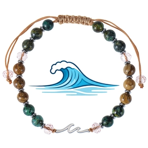 Detailansicht des handgemachten Boho-Armbands mit grünen Steinperlen und Wellenanhänger