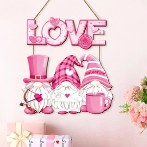 Rosafarbene Valentinstag-Zwerge mit LOVE-Schriftzug und Hanfseil an der Wand hängen