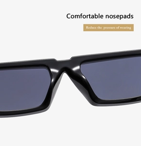Nahaufnahme der bequemen integrierten Nasenpads einer schwarzen quadratischen Sonnenbrille