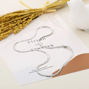 2,7 mm silberne Schlangenkette aus Edelstahl für Damen auf minimalistischer Kunstkarte