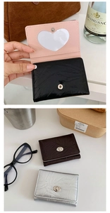 Détail du portefeuille argenté plissé avec fente pour carte cœur et doublure rose