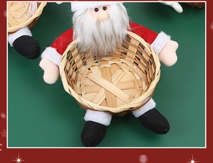 Détail d'un panier à bonbons Père Noël en bambou pour décoration de table