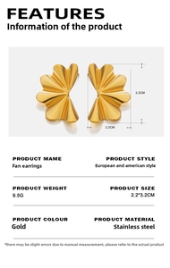 Vue détaillée de boucles d'oreilles dorées en éventail en acier avec texture ondulée