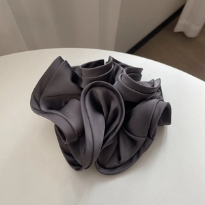 Großes dunkelgraues Satin-Haargummi mit seidiger Textur und minimalistischem Design