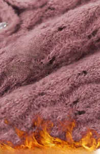 Detail van roze gebreide stof met geborstelde textuur die thermische isolatie toont