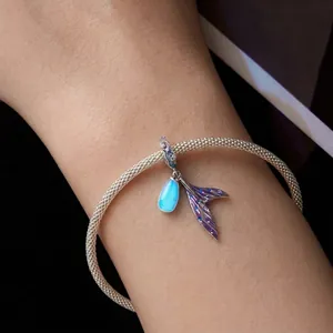 Leuchtendes s925 Silber Fischschwanz-Armband mit blau glänzendem Anhänger am Handgelenk