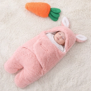 Gigoteuse bébé rose à oreilles de lapin en peluche épaisse avec carotte décorative