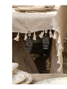 Vue détaillée des pinces de nappe en fonte rustique en forme de hibou pour pique-nique