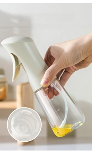 Dettaglio dello spruzzatore olio in vetro 200ml con cannuccia lunga e filtro fine cucina