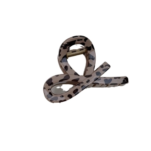 Brown leopard print claw clip with a twisted loop design on a plain white background