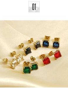 Vue détaillée de boucles d'oreilles en acier titane avec zircons carrés colorés