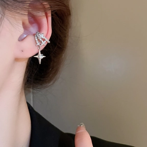 Silberner Ohrmanschette mit Zirkonia Sternen und minimalistischem Lagen-Design