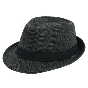 Vista dettagliata del cappello fedora grigio scuro a spina di pesce con nastro nero