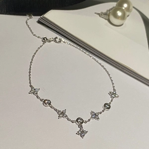 Elegant 925 sterling silver four-leaf clover bracelet with sparkling zircon stones