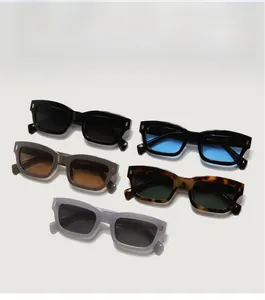Détail de cinq lunettes de soleil rétro carrées en noir, écaille et teintes variées