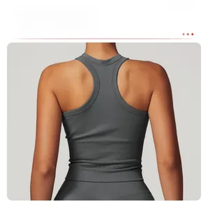 Détail de la coupe dos nageur et de l'ourlet côtelé sur un débardeur de sport gris foncé
