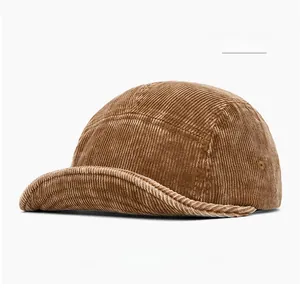 Detail der khakifarbenen Cordstruktur und Metallösen an dieser 5-Panel-Vintage-Camper-Mütze