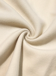 Dettaglio del tessuto in pile crema che mostra la texture morbida e il materiale spazzolato