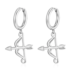 Dettaglio degli orecchini pendenti con arco e freccia in argento e cerchio lucido