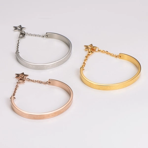 Detalle de brazaletes de acero inoxidable de 6mm con estrellas en plata oro y oro rosa