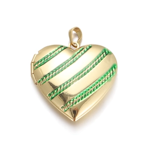 Dettaglio del ciondolo a cuore dorato con strisce di smalto verde e finitura lucida