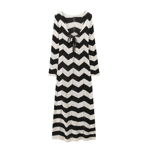 Robe longue en tricot à manches longues avec motif à vagues noir et blanc et lacet V