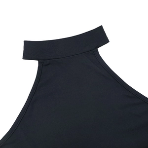 Detail eines eleganten schwarzen Neckholder-Ausschnitts an einem rückenfreien Midikleid