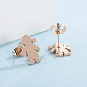Vue macro de boucles d'oreilles en acier inoxydable rose doré en forme de petite fille