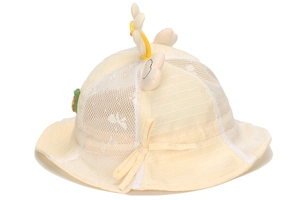 Détail du chapeau de soleil jaune pour bébé avec tissu mesh et ailes en relief