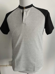 Dettaglio della maglia Henley da uomo con tessuto a nido d'ape grigio e maniche raglan