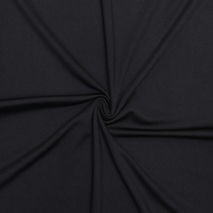 Détail de la texture fluide du tissu noir et des plis élégants sur la robe dos nu sexy