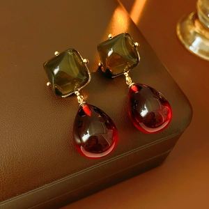 Orecchini vintage in resina con pietra quadrata verde e goccia rossa in montatura d'oro