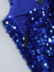 Détail d'une robe de soirée à paillettes bleues avec fermeture éclair noire cachée