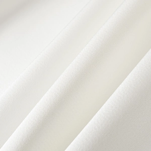 Macro di tessuto satinato bianco che mostra una consistenza morbida e un drappeggio elegante