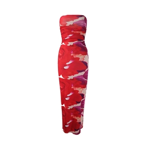 Détail d'une robe bustier rouge à fleurs avec taille froncée et coupe près du corps