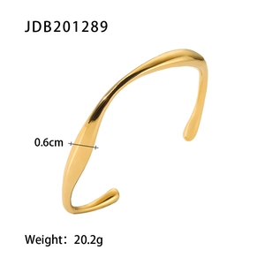 Dettaglio del bracciale dorato in acciaio inossidabile da 0,6 cm con design a spirale