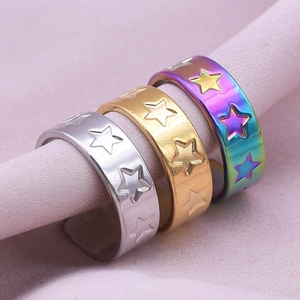 Bagues minimalistes en acier à étoiles, coloris argent, or et arc-en-ciel sur soie rose