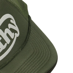 Détail de la casquette trucker vert olive avec écriture Filthy et maille respirante
