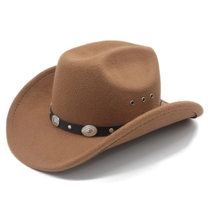 Détail d'un chapeau de cowboy avec bande en cuir noir, rivets argentés et œillets d'air