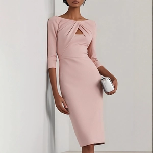 Elegante vestido midi rosa ajustado con detalle de nudo calado y manga de tres cuartos