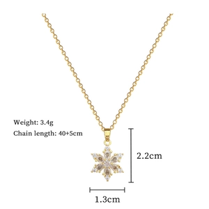 Dettaglio di una collana a fiocco di neve dorata con cristalli e dimensioni del ciondolo