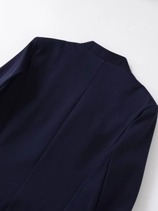 Dettaglio del colletto e delle cuciture della spalla del blazer blu navy con trama premium
