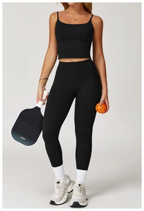 Vue détaillée d'un ensemble caraco court et legging noir pour le yoga et le fitness