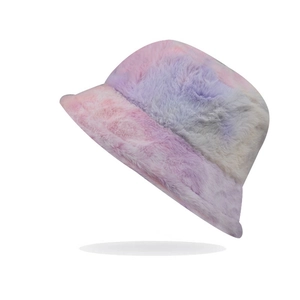 Gros plan sur un chapeau bob en fausse fourrure avec dégradé rose et violet doux