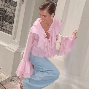 Chemisier en mousseline rose à manches longues avec volants et manches évasées avec pantalon large