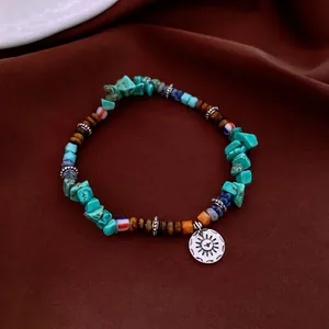 Bracelet rétro perles bohème avec turquoise, œil de tigre et pendentif soleil en métal